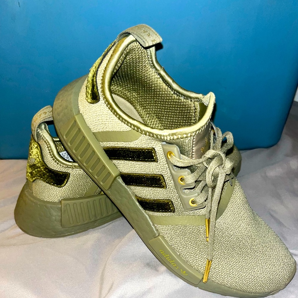 Adidas green size 7 1/2 women worn once very comfy